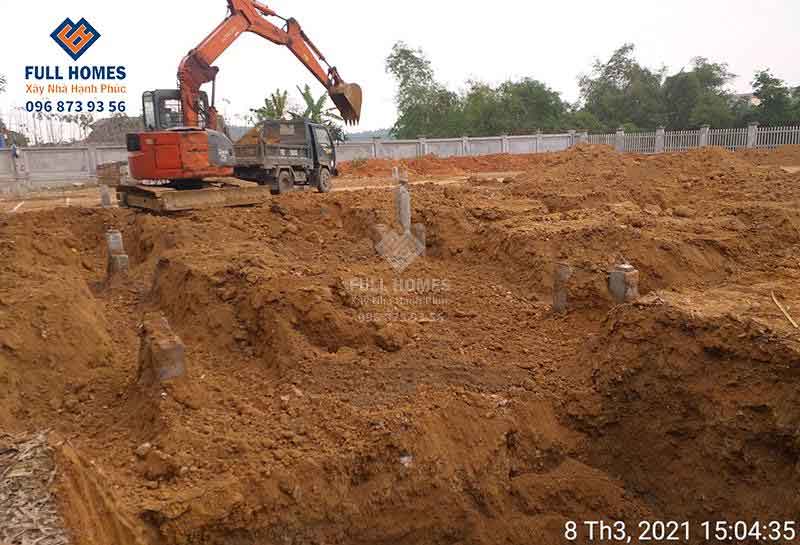 Công đoạn đào đất được tiến hành trong quá trình thi công móng cho nhà phố