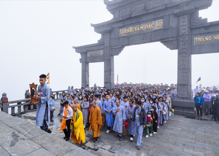 Hành hương đỉnh Fansipan ngày lễ Vu Lan