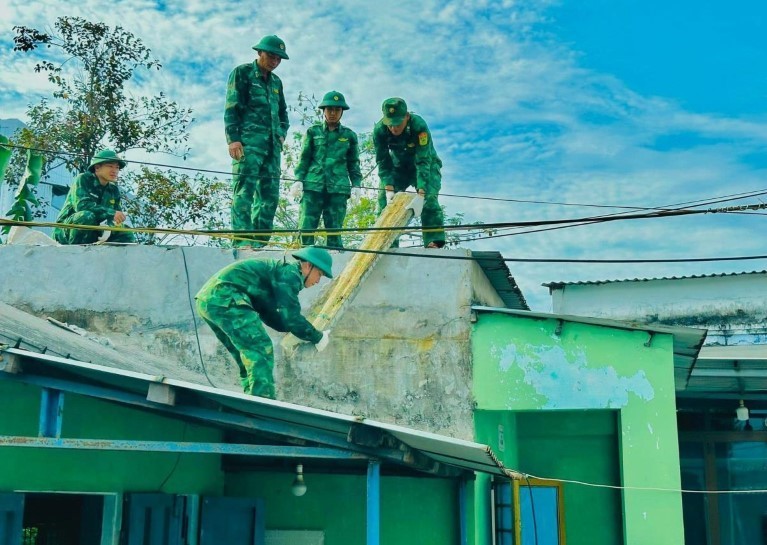 Trước mùa bão tới, các gia đình nên gia cố lại mái nhà