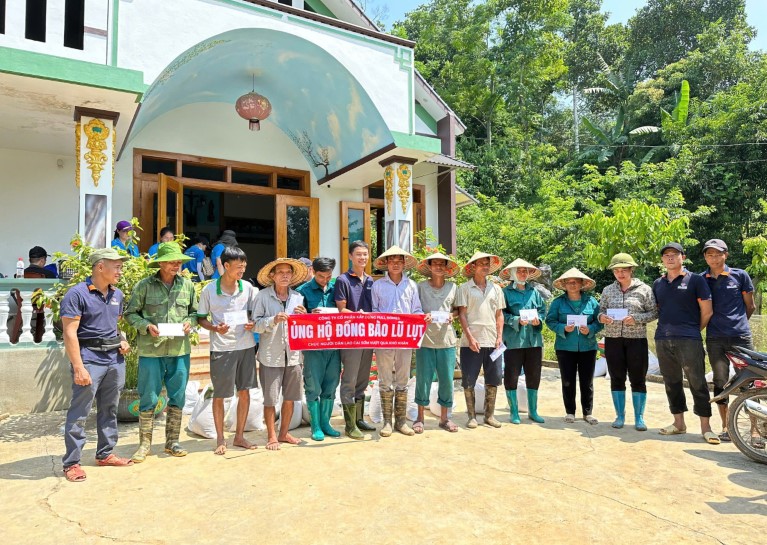 Full Homes đã chuẩn bị nhiều hiện vật thiết yếu như mì tôm, gạo, ương khô và nước sạch để chuyển tới Yên Bái, Lào Cai